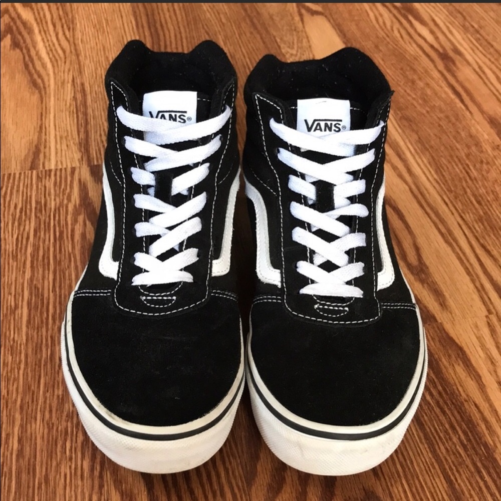 Unisex mid rise Vans. Men’s size 6 Women’s size 7